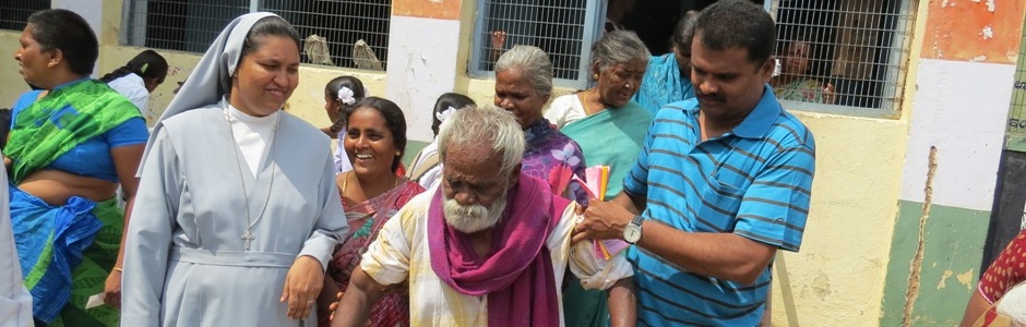 Sr. Sumi Joseph – Directress of FIDES assisting the old person for treatment  